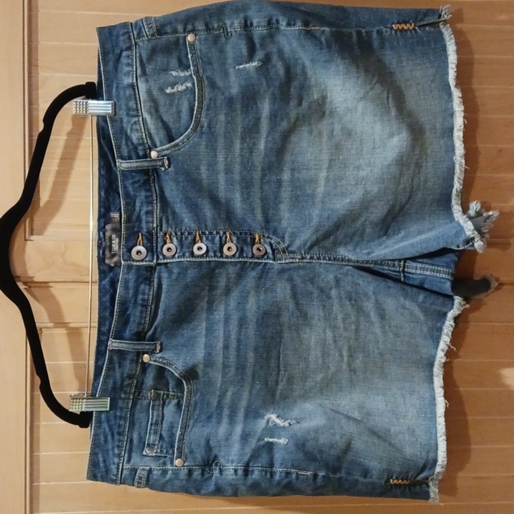 Torrid Buttonfront Jean Shorts Size 24 EUC